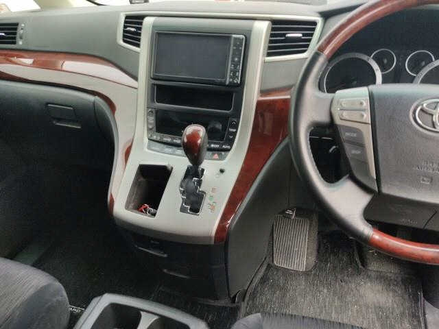 TOYOTA ALPHARD 2010