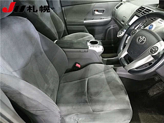 TOYOTA PRIUS ALPHA 2013