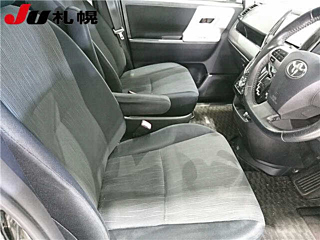 TOYOTA VOXY 2010
