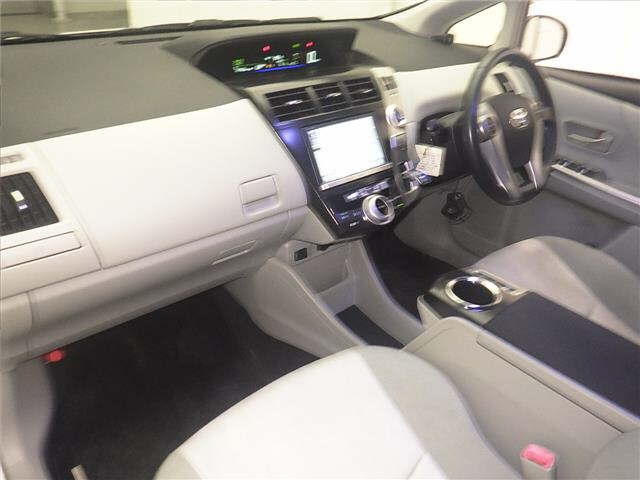 TOYOTA PRIUS ALPHA 2012