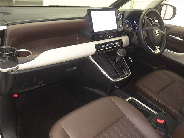 TOYOTA NOAH 2022