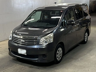 TOYOTA NOAH 2010