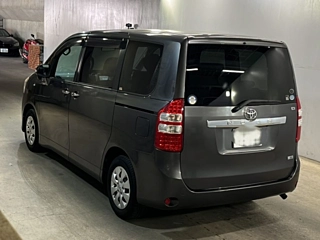 TOYOTA NOAH 2010