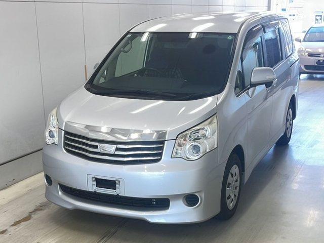TOYOTA NOAH 2013