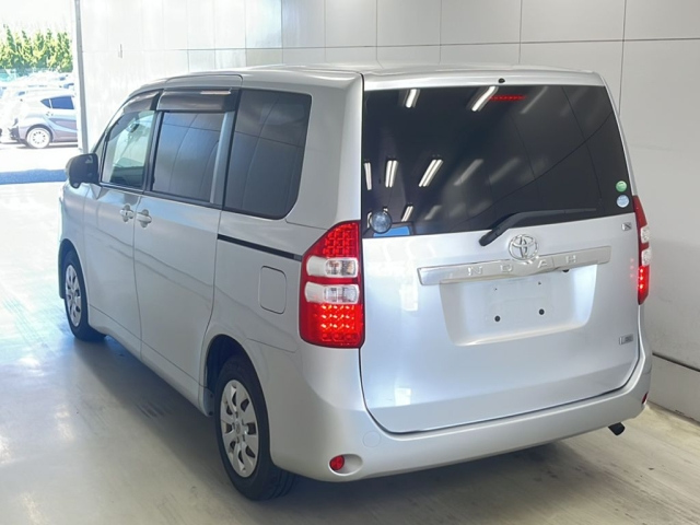 TOYOTA NOAH 2013