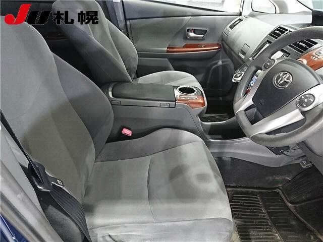 TOYOTA PRIUS ALPHA 2013