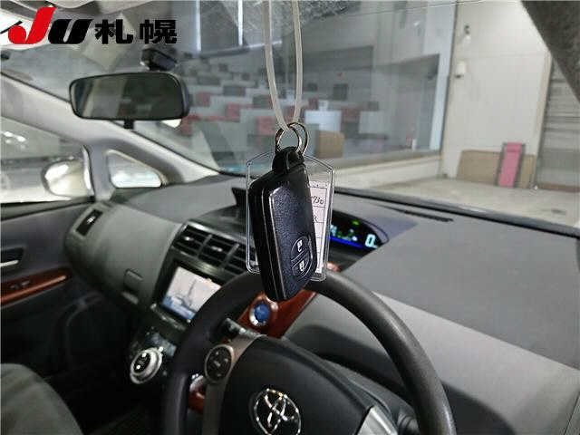 TOYOTA PRIUS ALPHA 2013
