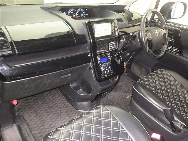 TOYOTA NOAH 2011