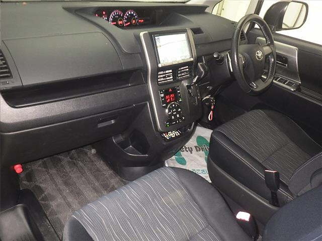 TOYOTA VOXY 2012