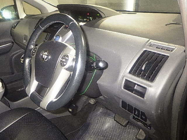 TOYOTA PRIUS ALPHA 2012