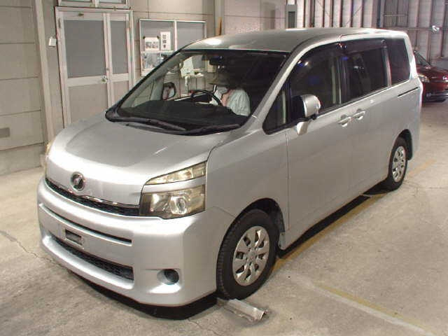 TOYOTA VOXY 2010