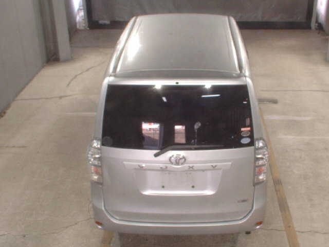 TOYOTA VOXY 2010