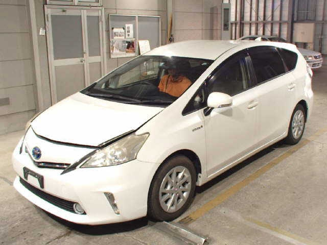 TOYOTA PRIUS ALPHA 2013