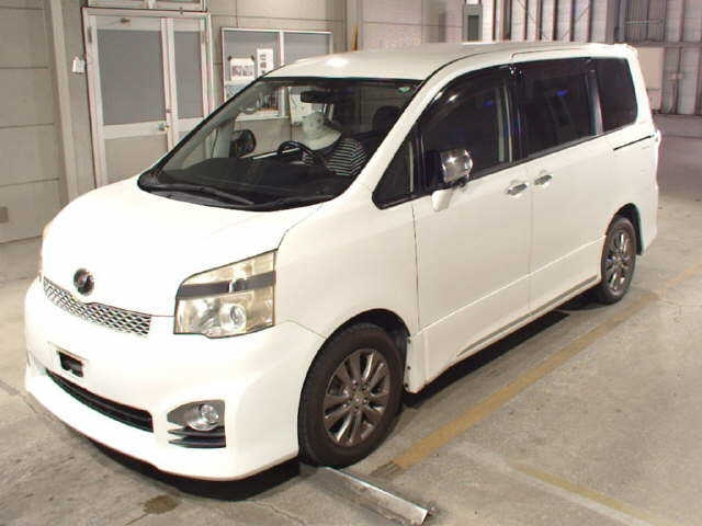 TOYOTA VOXY 2013