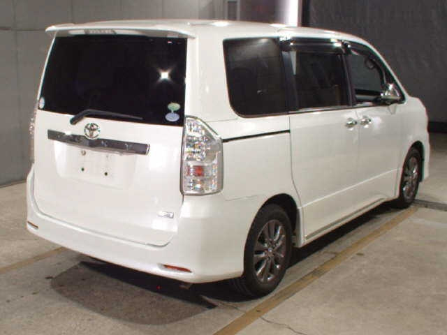 TOYOTA VOXY 2013