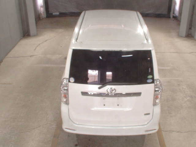 TOYOTA VOXY 2013