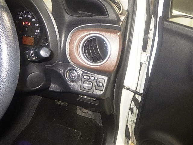 TOYOTA VITZ 2012