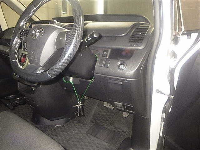 TOYOTA VOXY 2013