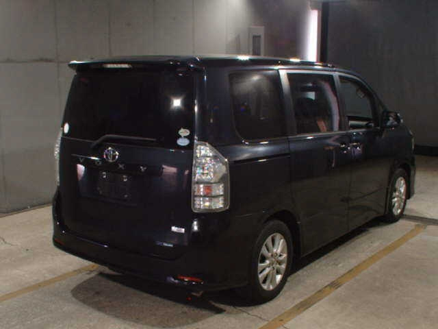 TOYOTA VOXY 2010