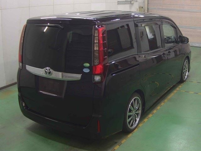 TOYOTA NOAH 2014