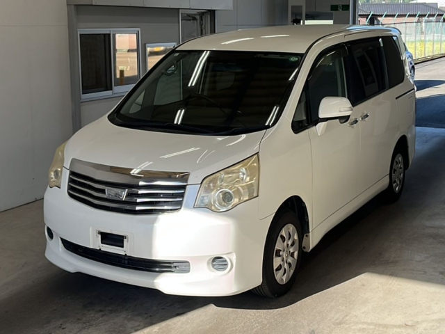 TOYOTA NOAH 2013