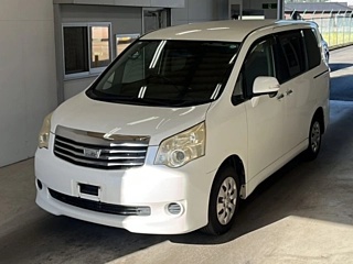 TOYOTA NOAH 2013