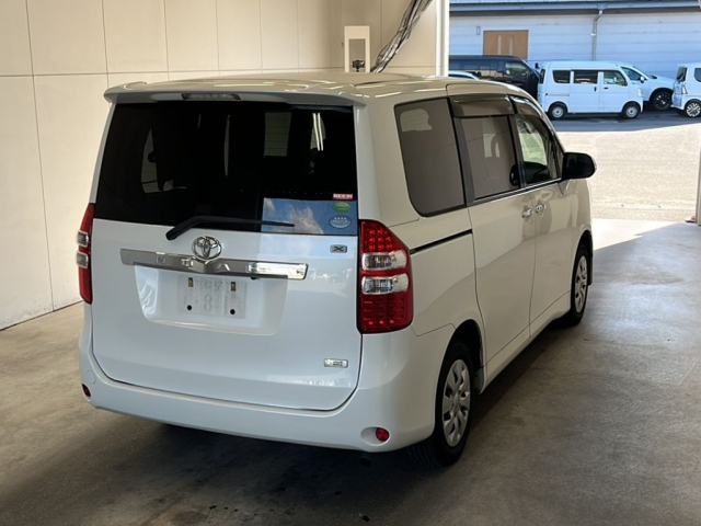 TOYOTA NOAH 2013