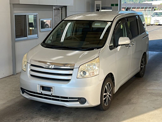 TOYOTA NOAH 2010