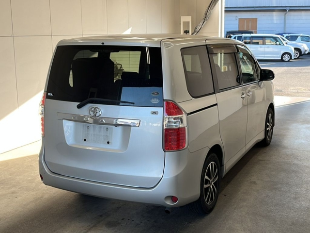 TOYOTA NOAH 2010