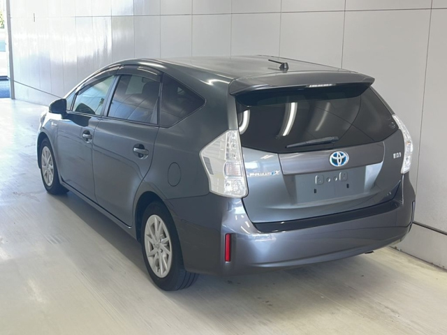 TOYOTA PRIUS ALPHA 2011