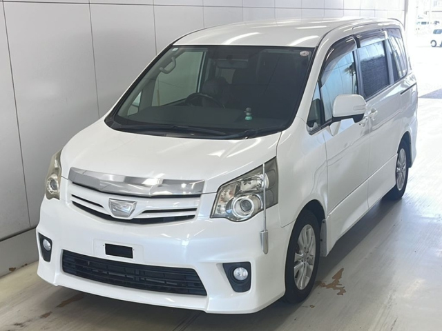 TOYOTA NOAH 2010