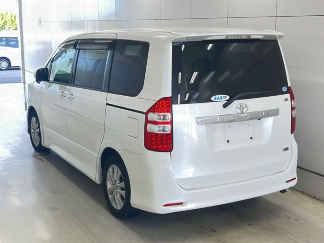 TOYOTA NOAH 2010