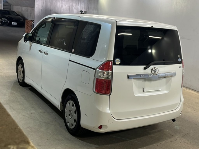 TOYOTA NOAH 2009