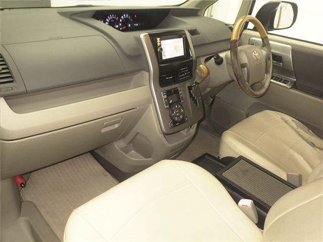 TOYOTA NOAH 2010