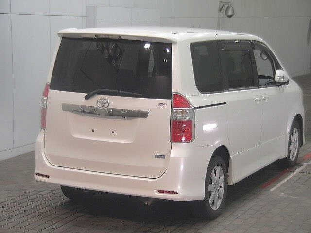 TOYOTA NOAH 2008