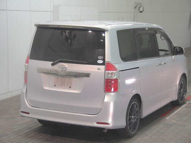TOYOTA NOAH 2009