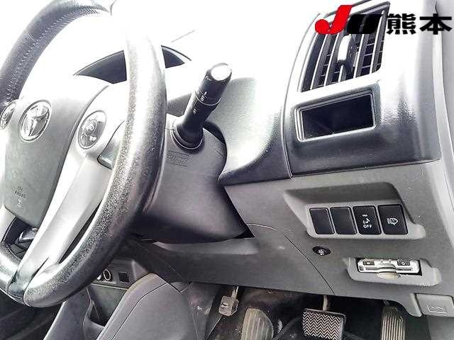 TOYOTA PRIUS ALPHA 2012