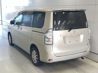 TOYOTA VOXY 2010