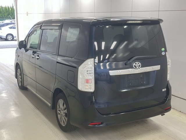 TOYOTA VOXY 2013