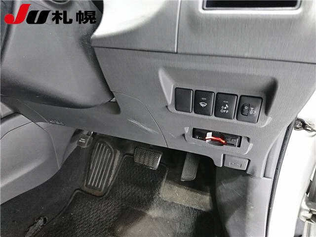 TOYOTA PRIUS ALPHA 2011