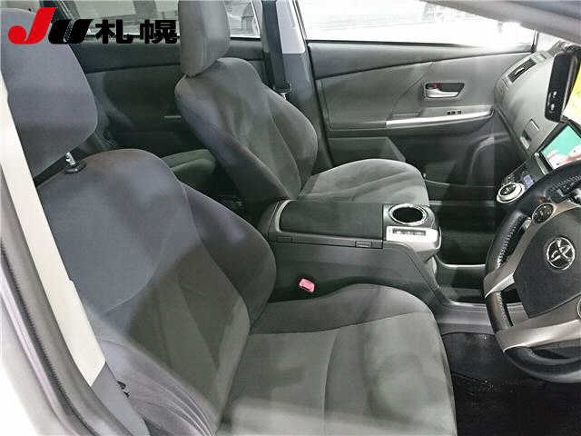 TOYOTA PRIUS ALPHA 2011