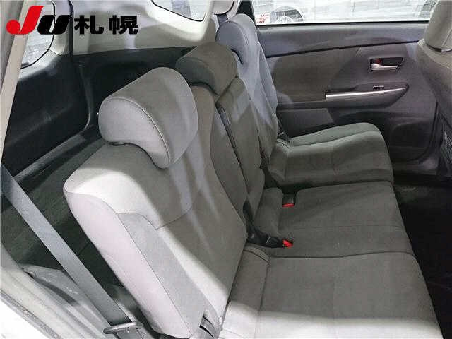 TOYOTA PRIUS ALPHA 2011