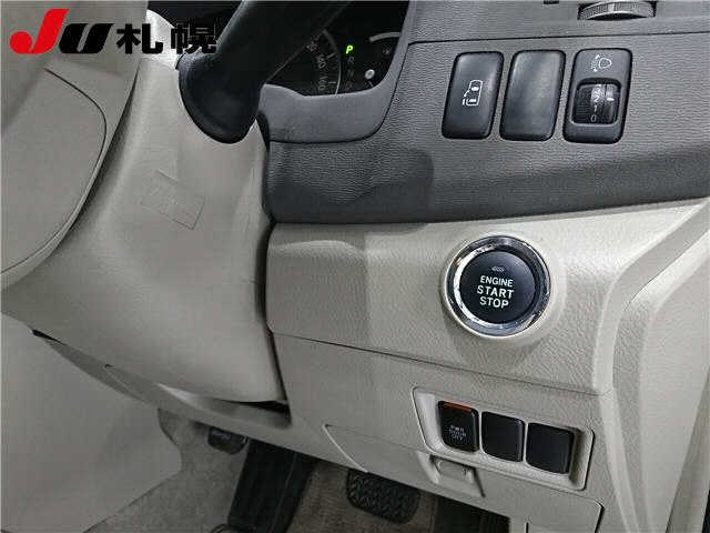 TOYOTA ISIS 2010