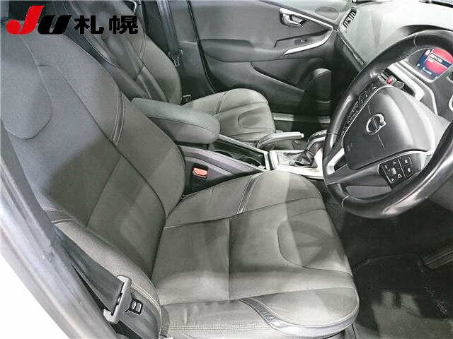 VOLVO V40 2016