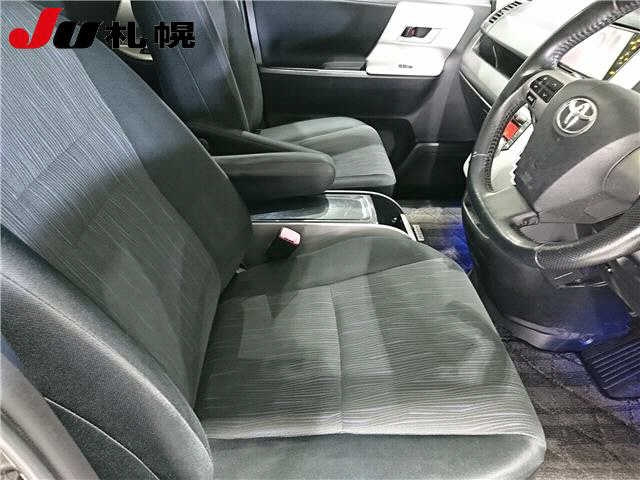 TOYOTA VOXY 2010