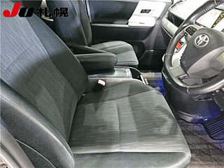 TOYOTA VOXY 2010