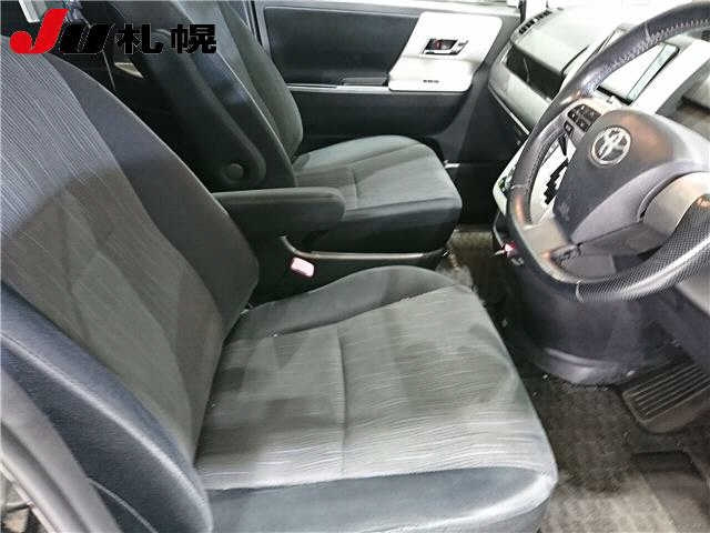 TOYOTA VOXY 2010