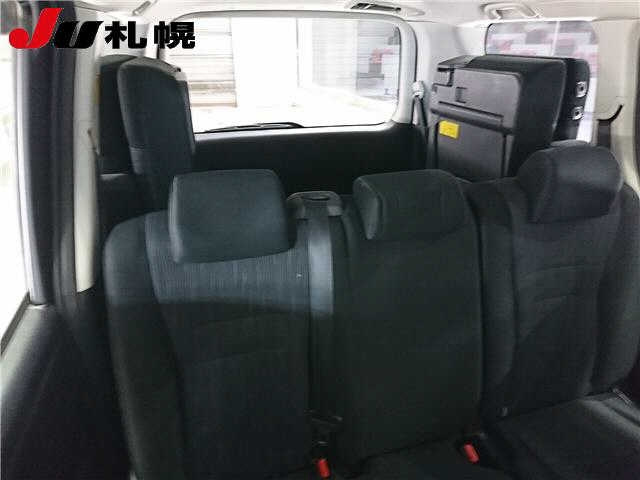 TOYOTA VOXY 2010