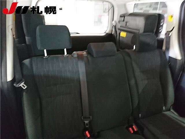TOYOTA VOXY 2010