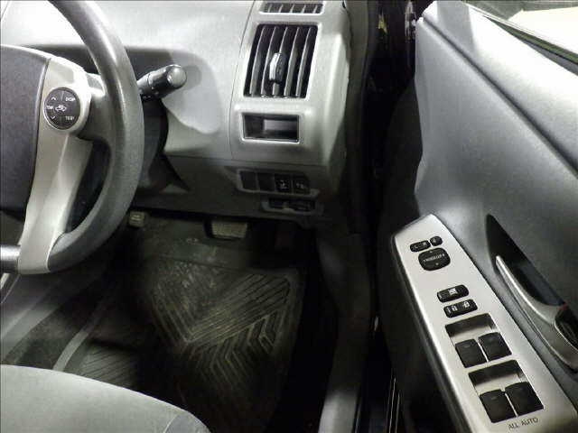 TOYOTA PRIUS ALPHA 2012